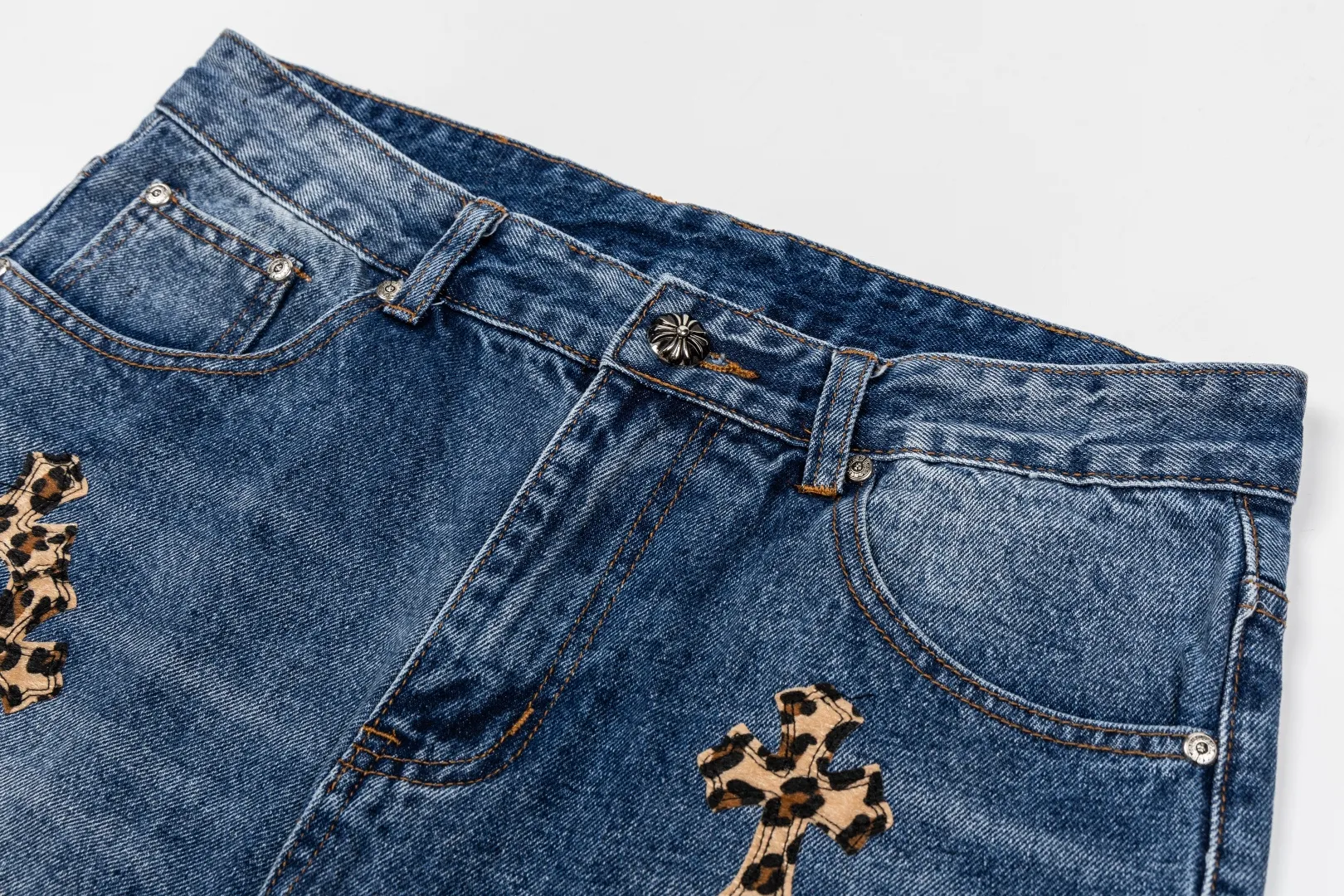 135 CH Crow Heart Blue Pants, Leopard Print Cross Pattern Leather Washed Jeans. The jeans need to be washed before being dismantled and then hand-stitched with sheepskin cross leather and then spliced ​​together to complete. The whole piece has too many craftsmanship to explain. The patchwork cross pattern is embellished, and the high-waisted washed jeans! ! Absolutely Premium luxury product, a god-level single product, a super popular product, made with top heavy industry, a magic weapon not to be missed. Customized hardware, thick fabric, soft after washing, good breathability, customized small leather label, unique design, simple and elegant details, exquisite workmanship, the whole trousers are neatly routed, and the details are in place! It’s so cool that both men and women can easily control the genderless trend! Style number: 2065# Color: Blue Size: 28 30 32 34
